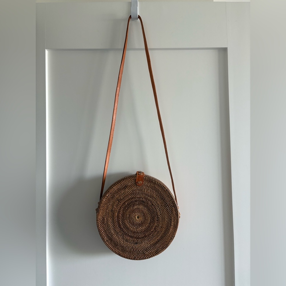 BEAUTIFUL STRAW ROUND CROSS BAG!